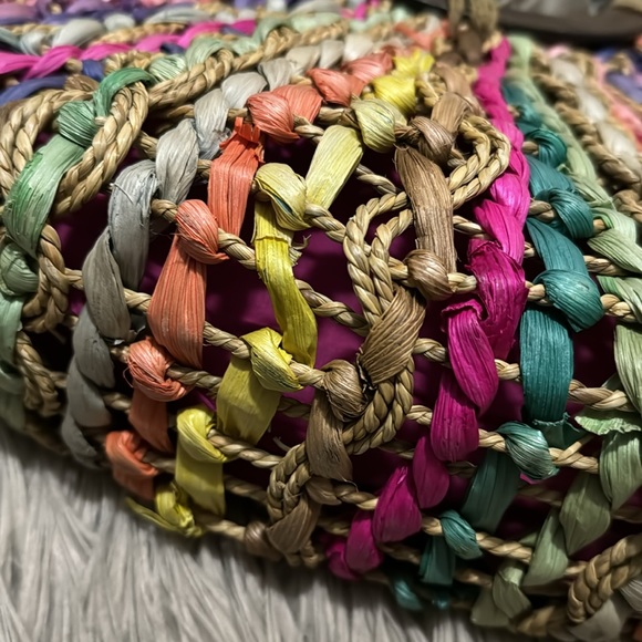 Gorgeous Woven Bag-Dyed Natural Fibers-Wooden Handles-Snap Closure - Picture 3 of 15